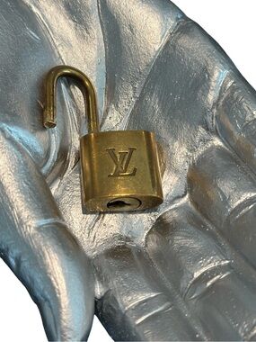 LOUIS VUITTON lock #319 | Made in France